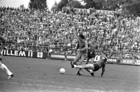 Ajax tegen NEC 2-1, Cruijff in duel, Bestanddeelnr 922-7474