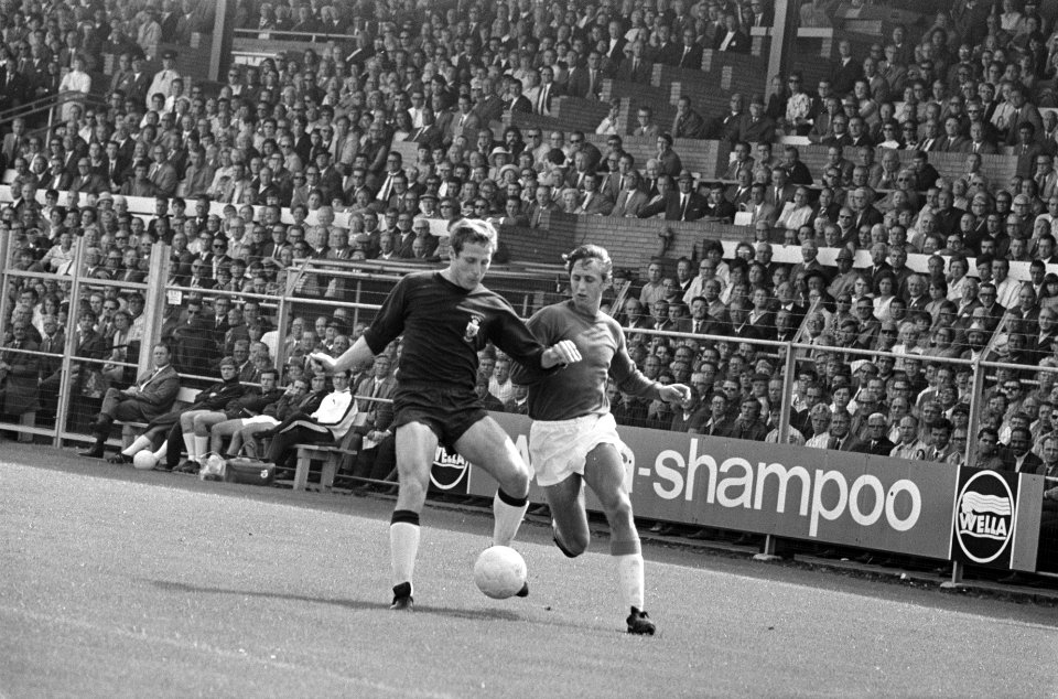Ajax tegen Go Ahead 2-0, Cruijff in duel met Dick Schneider, Bestanddeelnr 922-7128