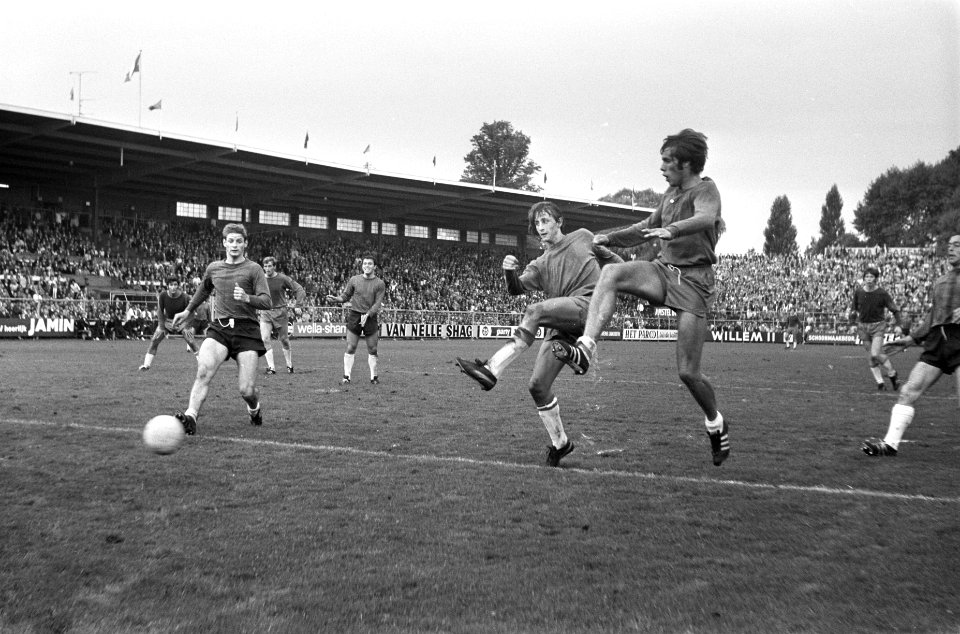 Ajax tegen NEC 2-1, Cruijff en D. V. Dijk (r) die scoort, Bestanddeelnr 922-7475