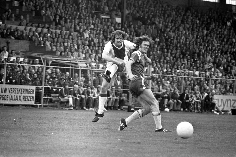 Ajax tegen Groningen 3-0, Jan Mulder (links) in aktie, Bestanddeelnr 925-9034