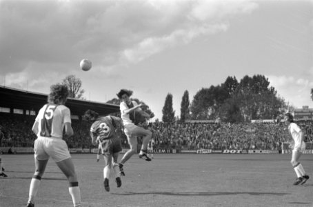 Ajax tegen Groningen 3-0, Arnold Mühren scoort 1-0 met een kopbal neg nr 14, Bestanddeelnr 925-9038