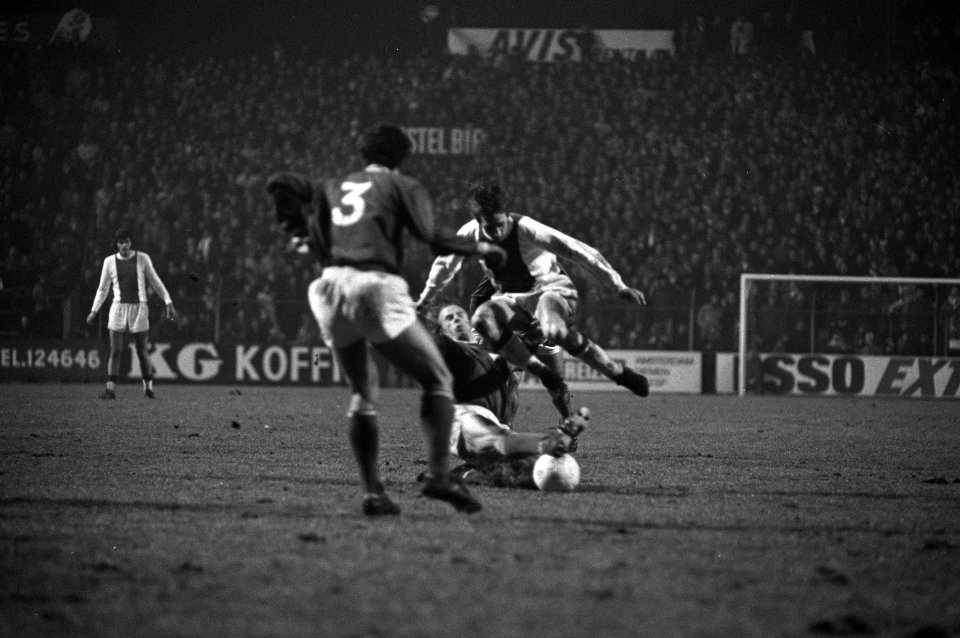 Ajax tegen Go Ahead Eagles 3-0 om KNVB beker Johan Cruijff (rechts) in actie, Bestanddeelnr 925-3966