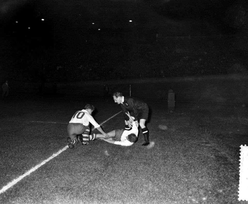 Ajax tegen Frederikstad 0-0 in het Olympisch Stadion Deense scheidsrechter Hanse, Bestanddeelnr 911-5744