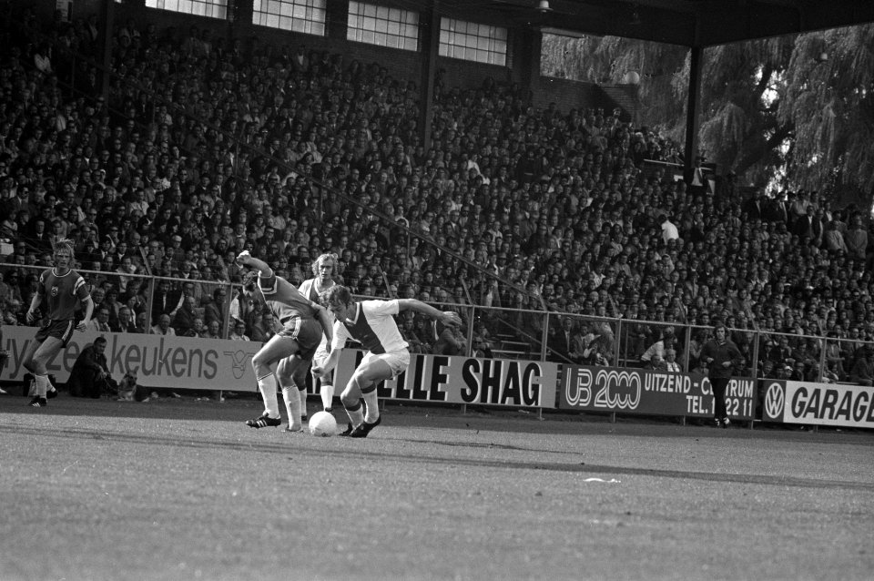 Ajax tegen Groningen 3-0, Jan Mulder (rechts) in aktie, achter hem Horst Blanke…, Bestanddeelnr 925-9035