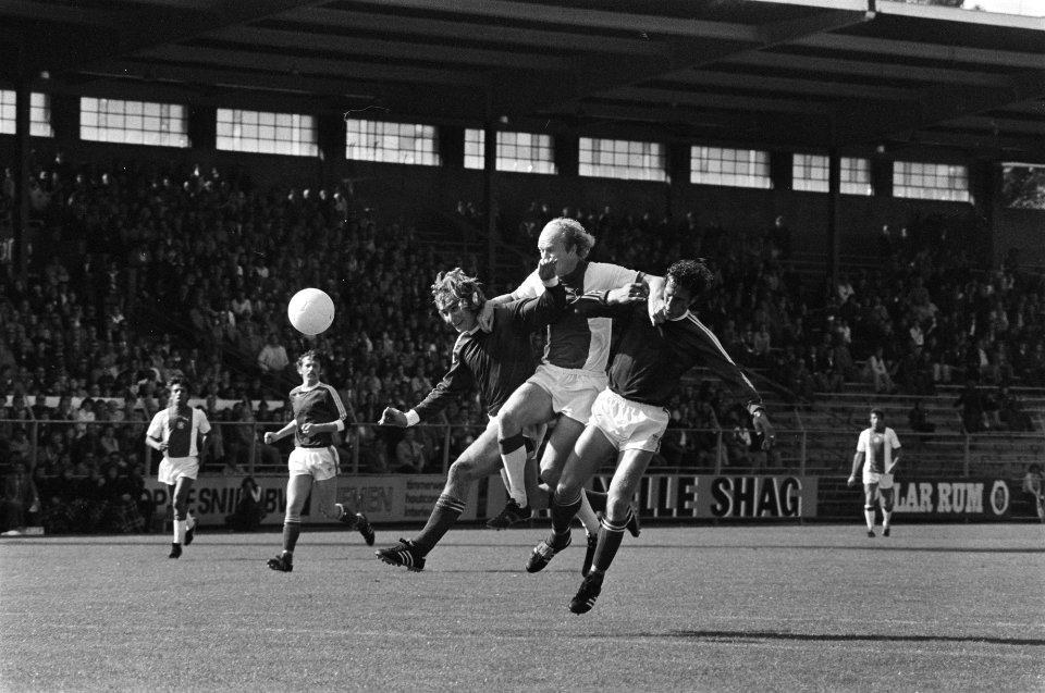 Ajax tegen Go Ahead Eagles 2-0, Geels tussen twee Eagle verdedigers, Bestanddeelnr 929-3521