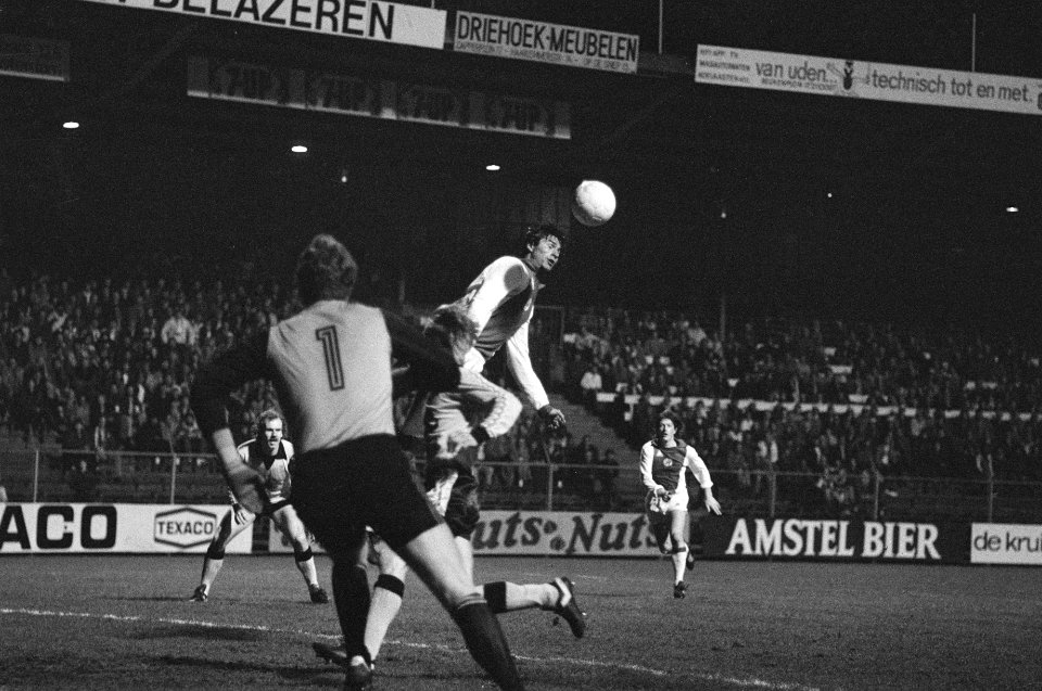 Ajax tegen NEC 3-0 La Ling kopt richting NEC doel, Bestanddeelnr 930-7582