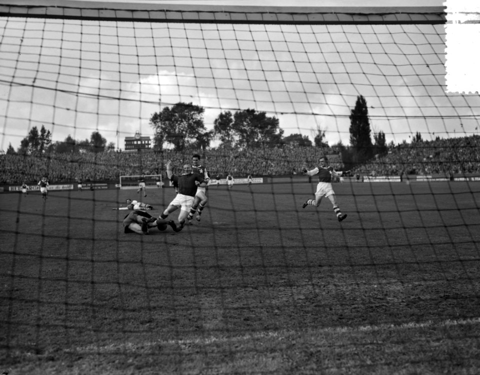 Ajax tegen MVV 2-0, eerste doelpunt van Ajax. Spelmoment, Bestanddeelnr 908-0504