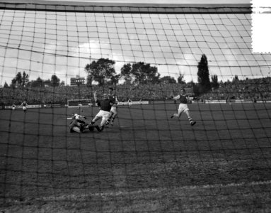 Ajax tegen MVV 2-0, eerste doelpunt van Ajax. Spelmoment, Bestanddeelnr 908-0504