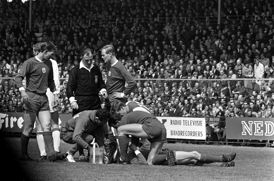 Ajax tegen GVAV 0-1, Petterson op de grond na botsing met Keizer, Bestanddeelnr 920-2561
