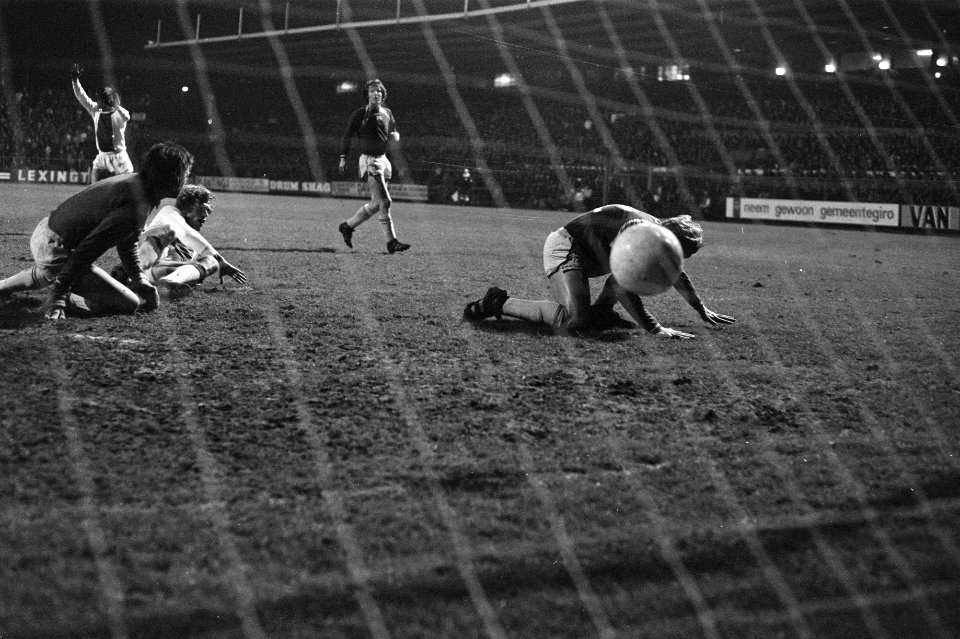 Ajax tegen Groningen 7-0, Keizer scoort doelpunt dat zal worden afgekeurd, Bestanddeelnr 925-4285