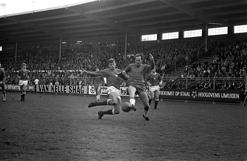 Ajax tegen MVV 2-1 keeper Korver verlaat geblesseerd het veld, Bestanddeelnr 922-3459