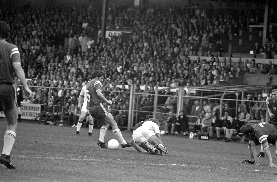Ajax tegen Groningen 3-0, nummer 24 Johnny Rep in aktie (links), Bestanddeelnr 925-9040