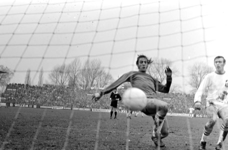 Ajax tegen Go Ahead 5-1 Johan Neeskens maakt 2-0, Bestanddeelnr 924-2482