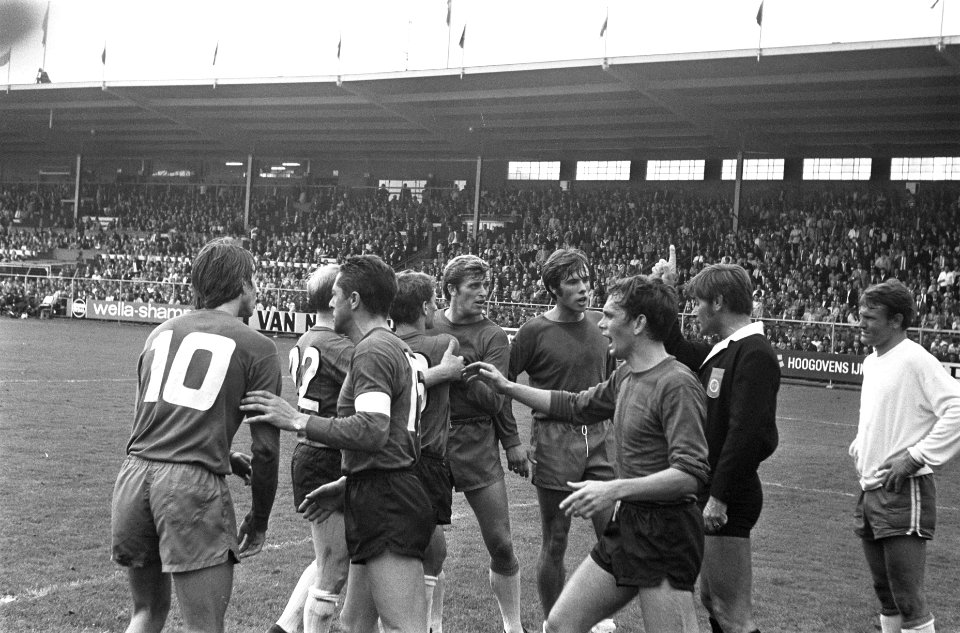 Ajax tegen NEC 2-1, onenigheid Ajax spelers en scheidsrechter Derks, Bestanddeelnr 922-7472