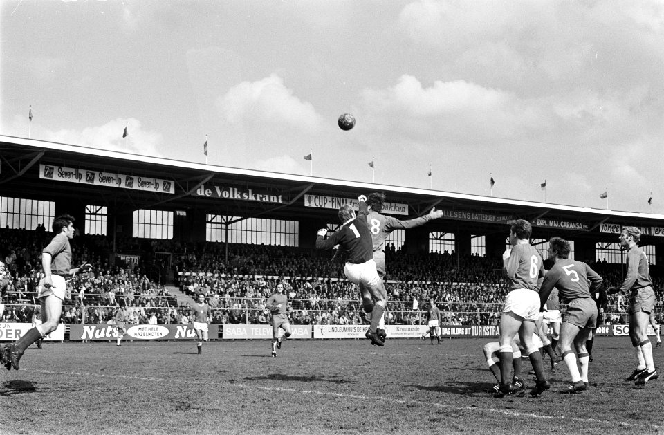 Ajax tegen MVV 2-1 keeper Korver verlaat geblesseerd het veld, Bestanddeelnr 922-3460