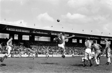 Ajax tegen MVV 2-1 keeper Korver verlaat geblesseerd het veld, Bestanddeelnr 922-3460