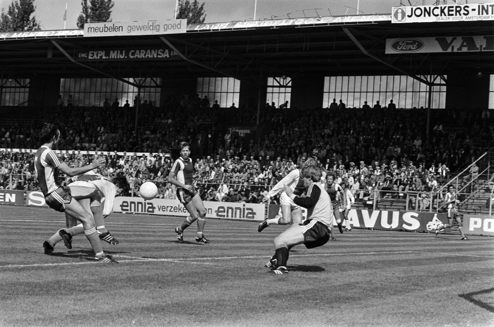 Ajax tegen PEC Zwolle 4-2, La Ling scoort derde doelpunt, links Hamming, rechts , Bestanddeelnr 929-8832