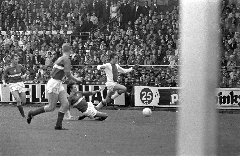 Ajax tegen GVAV 3-1. Johan Cruijff passeert Koeman en Cornelis (8) beide GVAV, Bestanddeelnr 921-3211