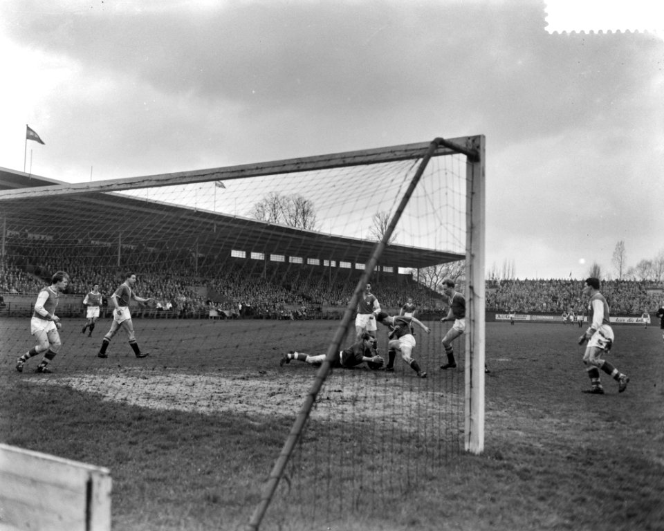 Ajax tegen MVV 0-2, MVV keeper Vrijhof en Seelen (Ajax), Bestanddeelnr 910-2497