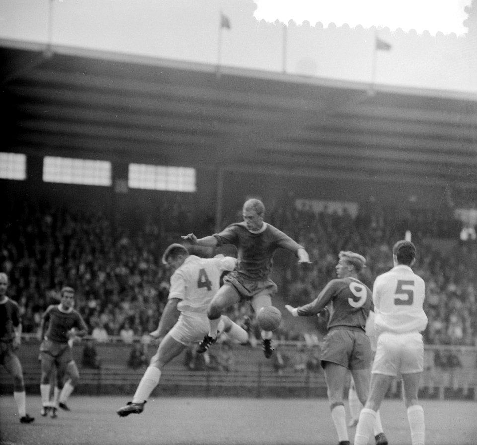 Ajax tegen Go Ahead 4-1, Siem Tijm (Ajax) en Rinus Hondelink (GA), Bestanddeelnr 916-7995