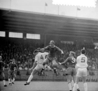 Ajax tegen Go Ahead 4-1, Siem Tijm (Ajax) en Rinus Hondelink (GA), Bestanddeelnr 916-7995