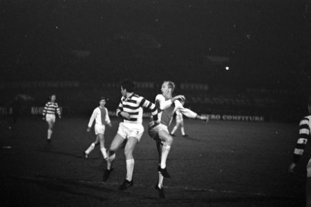Ajax tegen MSV Duisburg 1-1. Heinz van Haaren (links) in duel met Henk Groot, Bestanddeelnr 921-1805