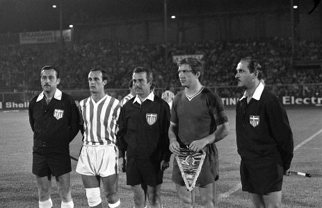 Ajax tegen Menduri Tirana 2-0, Europa Cup I midden scheidsrechter C. Michas (G, Bestanddeelnr 923-8895