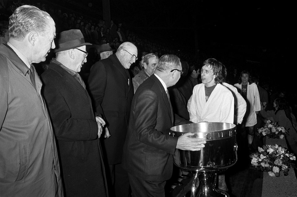 Ajax tegen Glasgow Rangers 3-2 (Super Europa Cup), Ajax-spelers met cup, Bestanddeelnr 926-1762