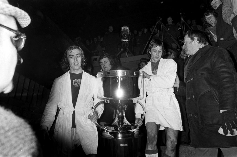 Ajax tegen Glasgow Rangers 3-2 (Super Europa Cup), Ajax-spelers met cup, Bestanddeelnr 926-1763