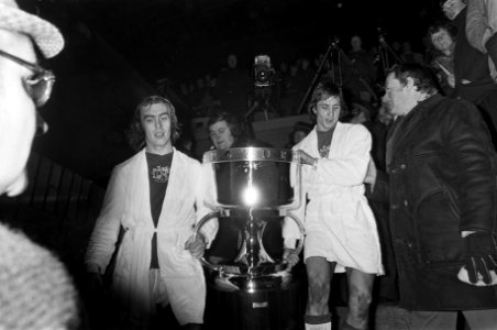 Ajax tegen Glasgow Rangers 3-2 (Super Europa Cup), Ajax-spelers met cup, Bestanddeelnr 926-1763