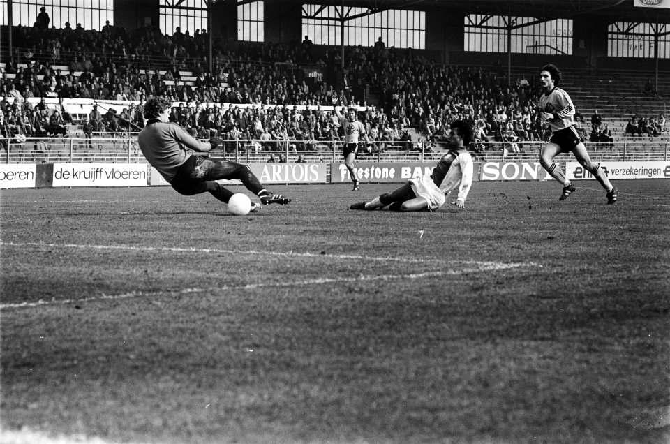 Ajax tegen NEC 6-1 Simon Tahamata passeert NEC-doelman Schellekens en brengt de, Bestanddeelnr 929-6521