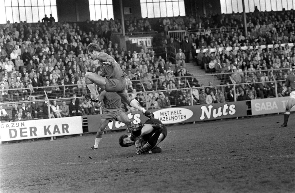 Ajax tegen MVV 2-1 Danielson springt over keeper Korver (MVV), Bestanddeelnr 922-3454