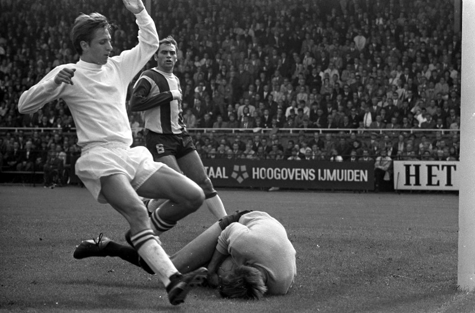 Ajax tegen Go Ahead 2-0. Cruijff in duel met keeper van Zoghel, Bestanddeelnr 920-5946