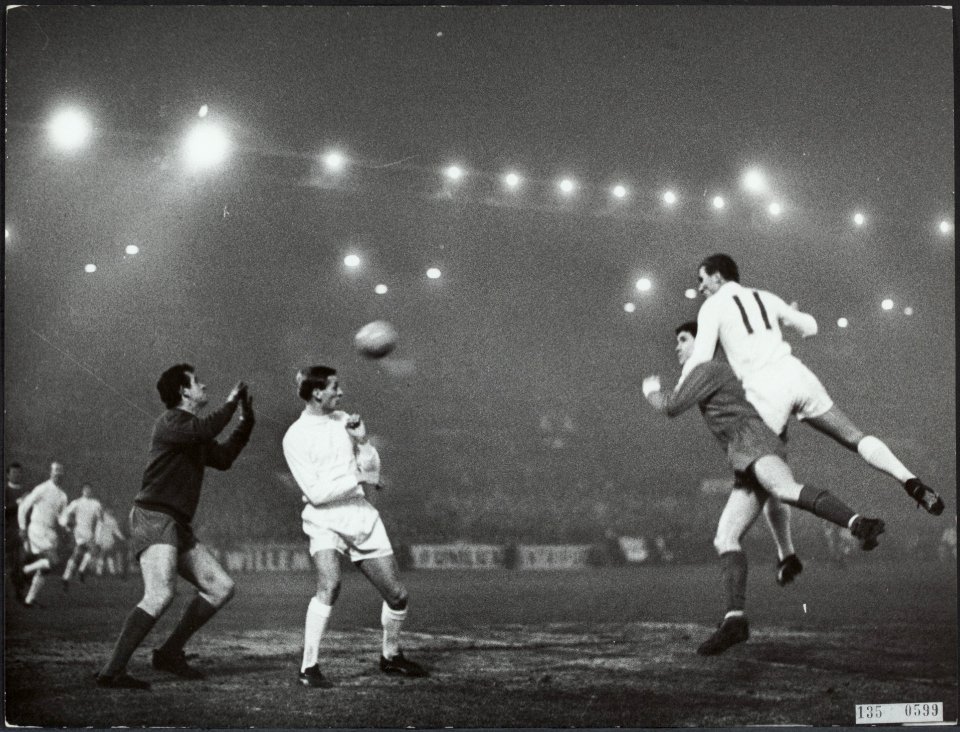 Ajax tegen Liverpool op 7 december 1966. De wolf scoort 1-0., Bestanddeelnr 135-0599