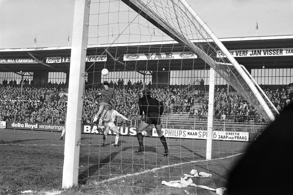 Ajax tegen NEC 4-1 Cruijff scoort met kopbal, Bestanddeelnr 924-1594