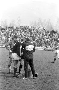 Ajax tegen MVV 2-1 keeper Korver verlaat geblesseerd het veld, Bestanddeelnr 922-3464