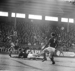 Ajax tegen MVV 1-1, Piet Keizer (niet zichtbaar) in duel met Toennaer, Bestanddeelnr 918-8341