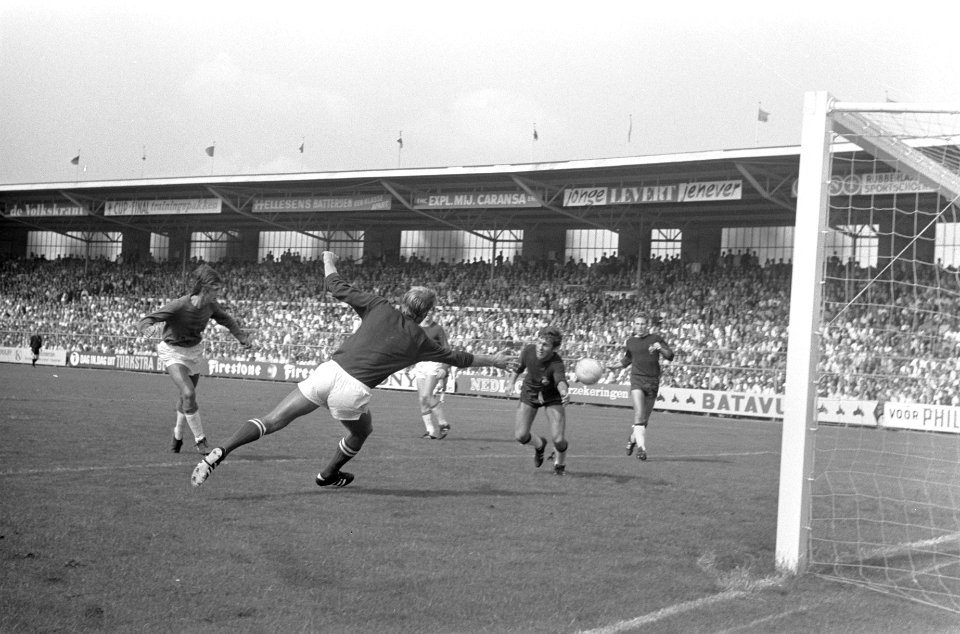 Ajax tegen Go Ahead 2-0. l. Cruijff maakt tweede doelpunt keeper Van Zoghel (rug, Bestanddeelnr 922-7121
