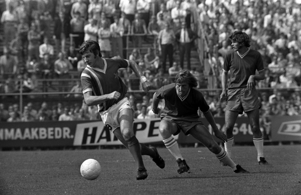 Ajax tegen MVV 2-0 v.l.n.r. Ko Prins , Nico Rijnders (midden) in aktie, Bestanddeelnr 923-7941