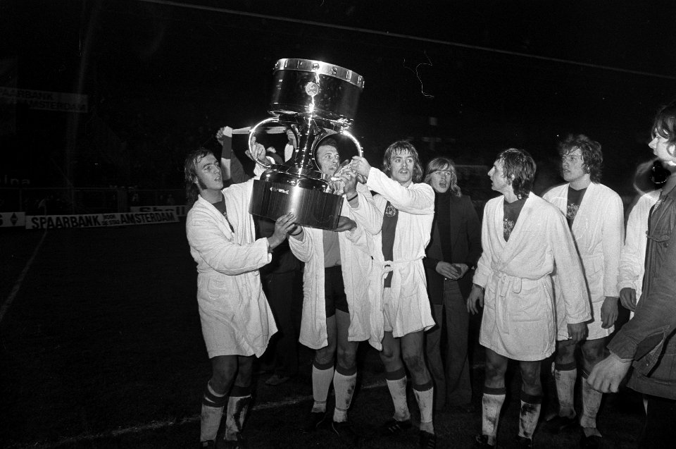 Ajax tegen Glasgow Rangers 3-2 (Super Europa Cup), Ajax-spelers met cup, Bestanddeelnr 926-1761