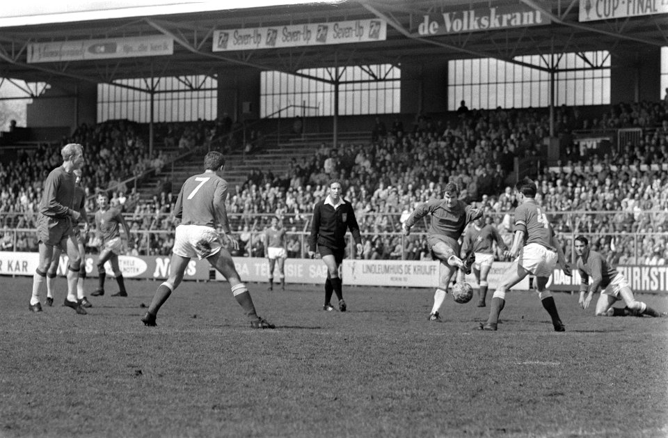 Ajax tegen MVV 2-1 keeper Korver verlaat geblesseerd het veld, Bestanddeelnr 922-3470