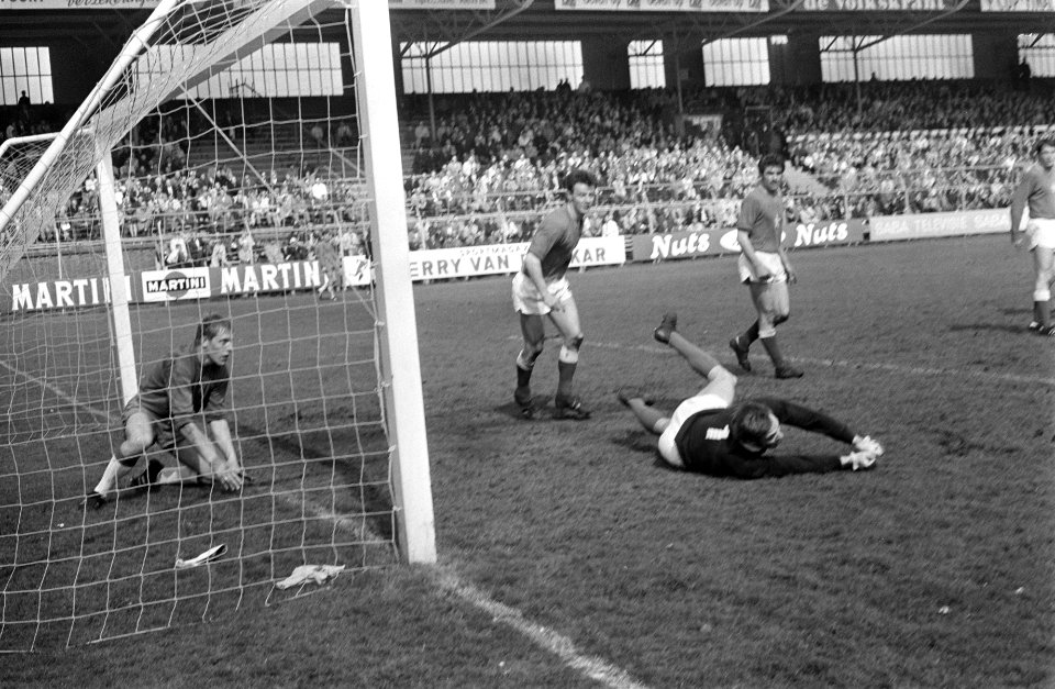 Ajax tegen MVV 2-1 keeper Korver verlaat geblesseerd het veld, Bestanddeelnr 922-3461