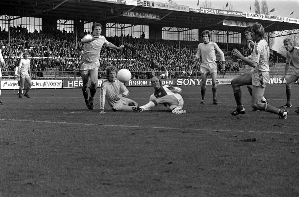 Ajax tegen GA Eagles 4-0 Ruud Geels scoort tweede doelpunt, links Van Kooten en, Bestanddeelnr 928-8742
