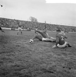 Ajax tegen MVV 3-1 Keizer van Ajax, bij hem Haenen, voorgrond Brull, achtergron, Bestanddeelnr 915-1243