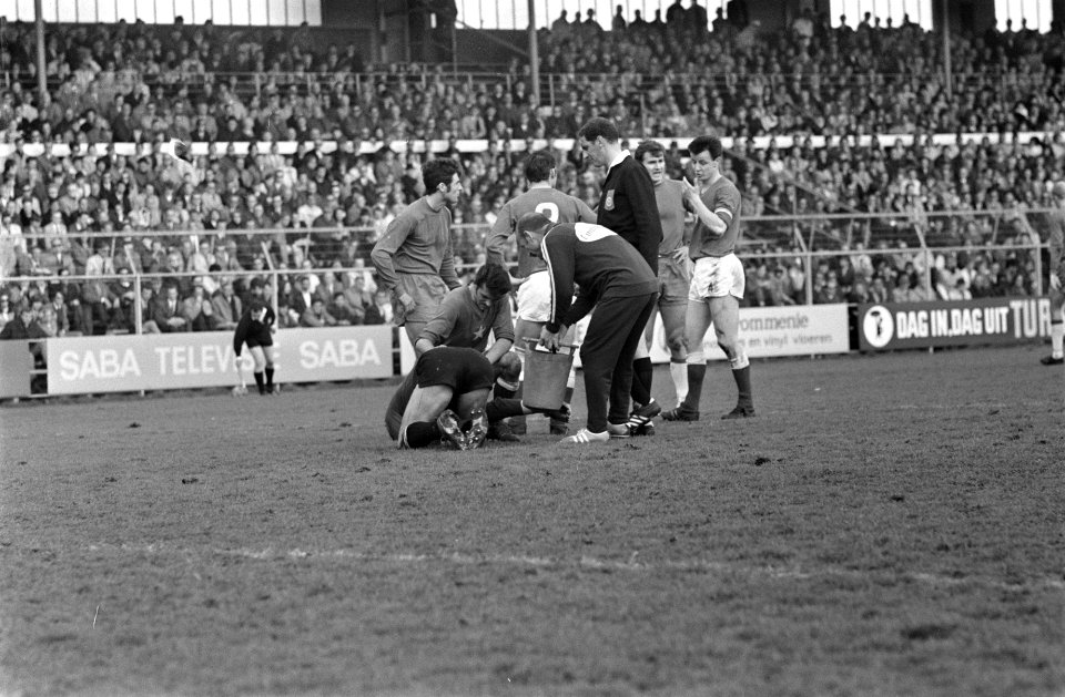 Ajax tegen MVV 2-1 keeper Korver verlaat geblesseerd het veld, Bestanddeelnr 922-3462