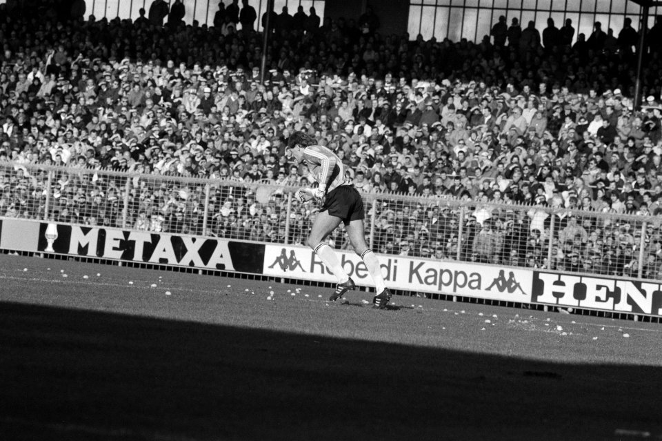Ajax tegen PSV 0-1 keeper Van Breukelen met eieren bekogeld, Bestanddeelnr 934-1848