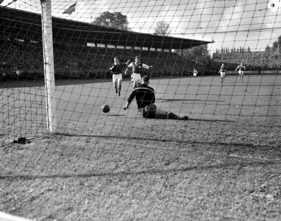 Ajax tegen MVV 2-0, eerste doelpunt van Ajax. Spelmoment, Bestanddeelnr 908-0503