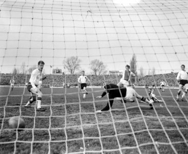 Ajax tegen NAC 4-1, vlnr Kuys (N), Pelkman (N), De Rijk (N) en Hoogenhuisen , Bestanddeelnr 912-1410