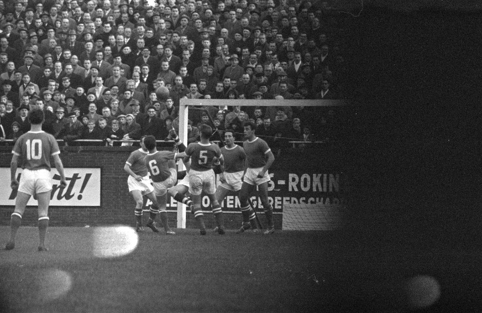 Ajax tegen MVV 0-1, vrnl Smit, Van Mourik , Andriessen en Muller, Bestanddeelnr 910-9314