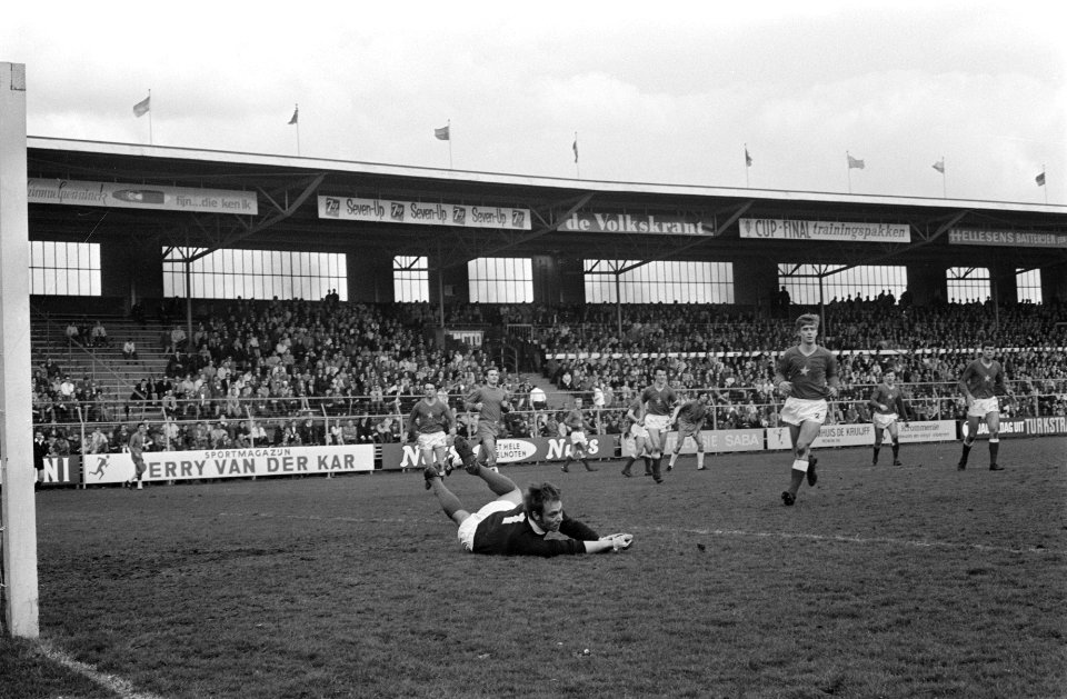 Ajax tegen MVV 2-1 keeper Korver verlaat geblesseerd het veld, Bestanddeelnr 922-3458